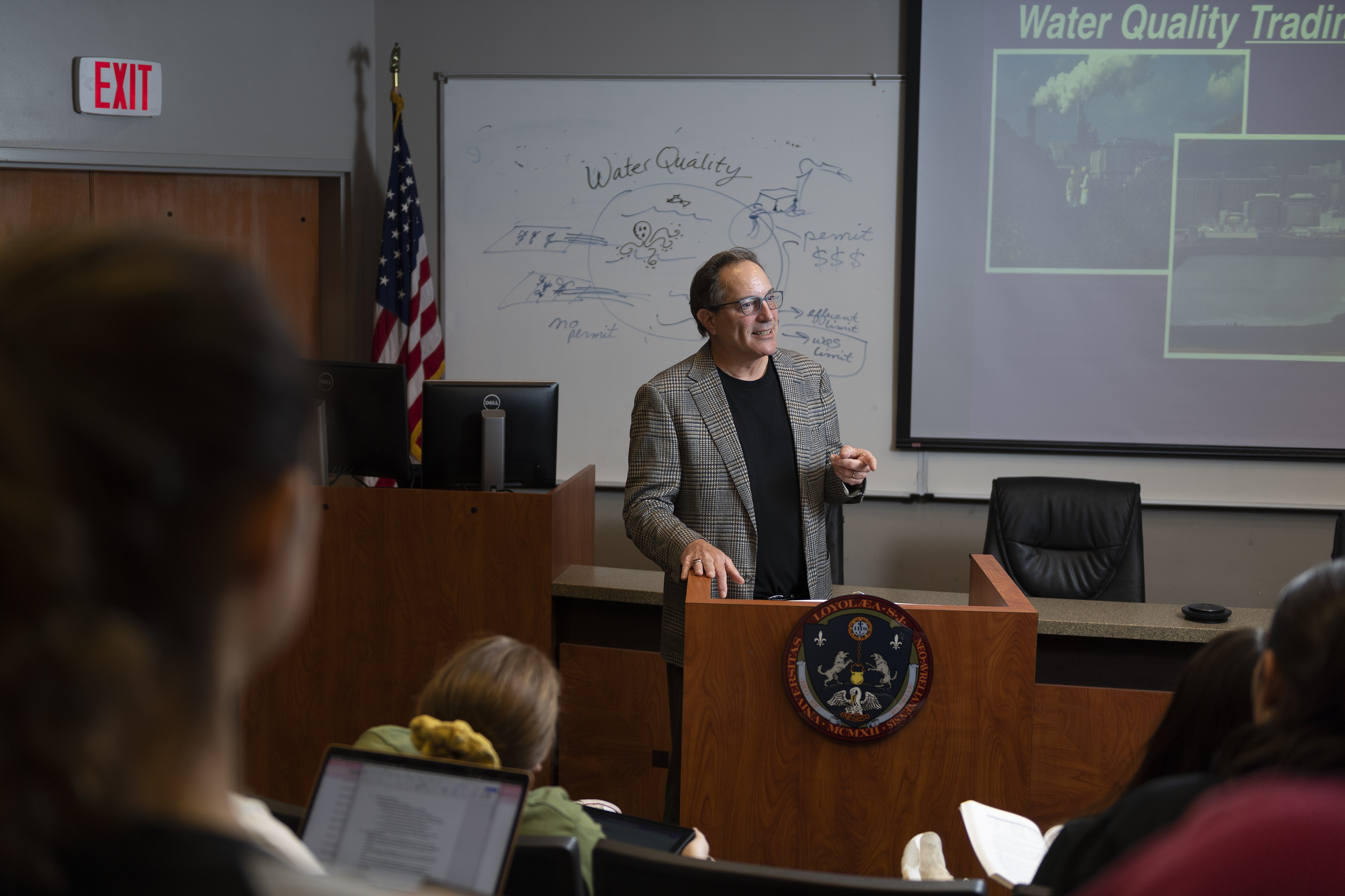 Robert Verchick talks to students at Loyola University New Orleans College of Law.